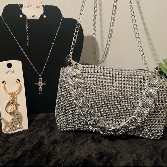Silver Chain Shoulder Bag & Keychain! Necklace included! Beautiful bundle! - Picture 2 of 5